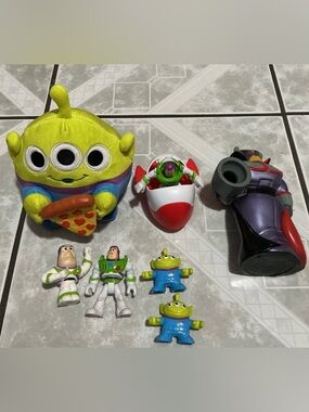 Disney Buzz Lightyear & Alien Figure Playset - Green/White/Blue/Red/Purple